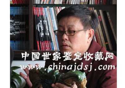 故宫博物院瓷器部主任  瓷器鉴定专家 蔡毅 正在为藏友进行鉴定